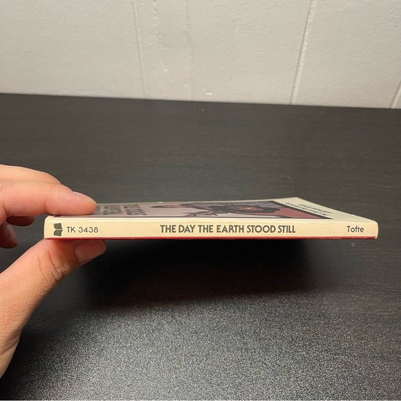The Day the Earth Stood Still By Arthur Tofte - Vintage Paperback Book 1976 - Picture 3 of 4